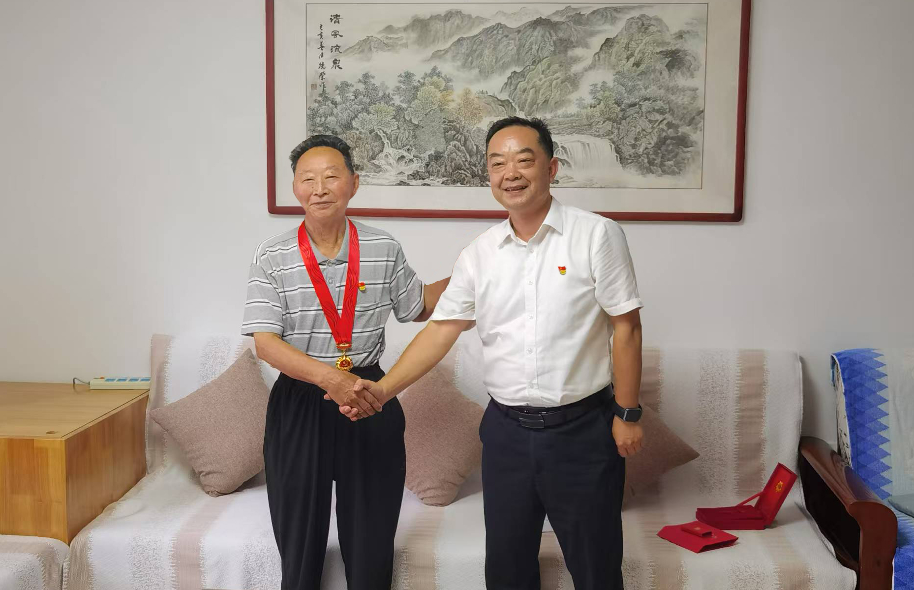 我所为老党员颁发“光荣在党50年”纪念章